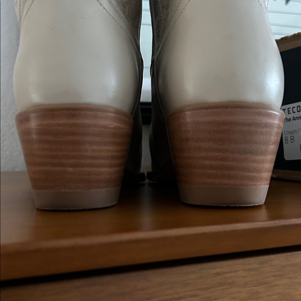 Tecovas Annie Hearts Boots - Picture 8 of 11